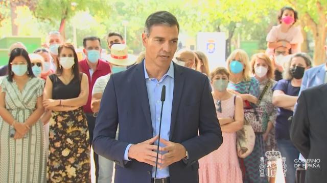 Pedro Sánchez, tras salir del hogar de mayores de Navalmoral de la Mata.