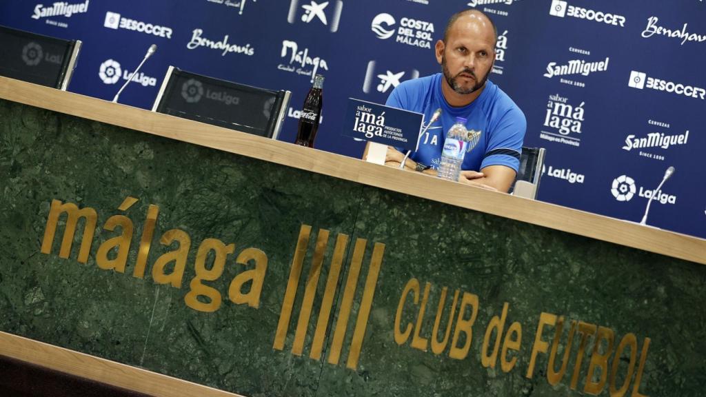 El entrenador del Málaga, José Alberto, en la sala de prensa.