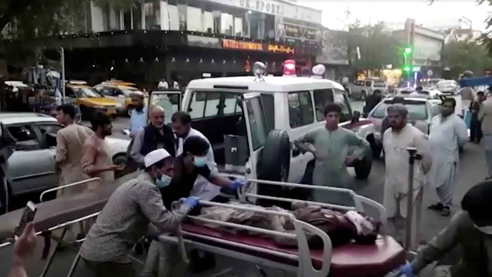 Gente trasladando al hospital a los heridos del ataque en el aeropuerto de Kabul.