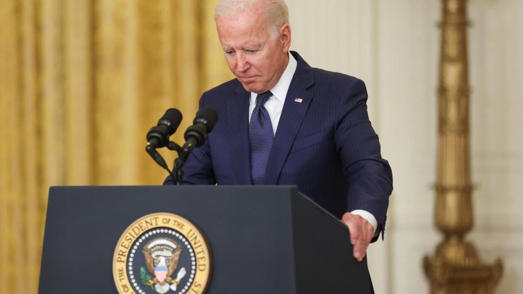 Joe Biden, presidente de EEUU, durante el minuto de silencio por los marines asesinados.