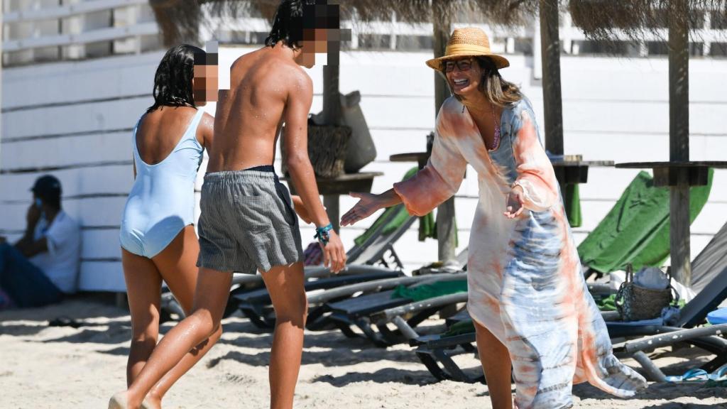 Nuria Roca, en las playas de Cádiz este verano, junto a dos de sus hijos.