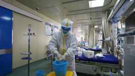 Un sanitario manipula distinto material en un hospital de Wuhan.