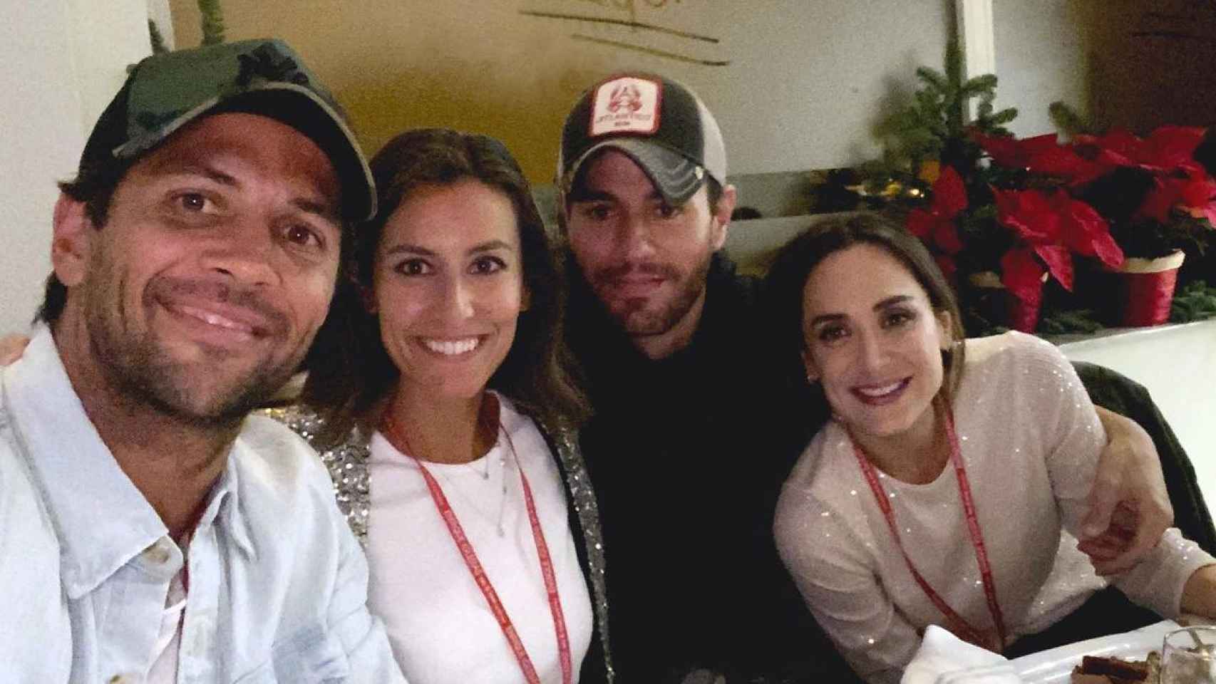 Fernando Ferdasco, Ana Boyer, Enrique Iglesias y Tamara Falcó en una imagen en la que el cantante luce gorra de Cocowi Brand.