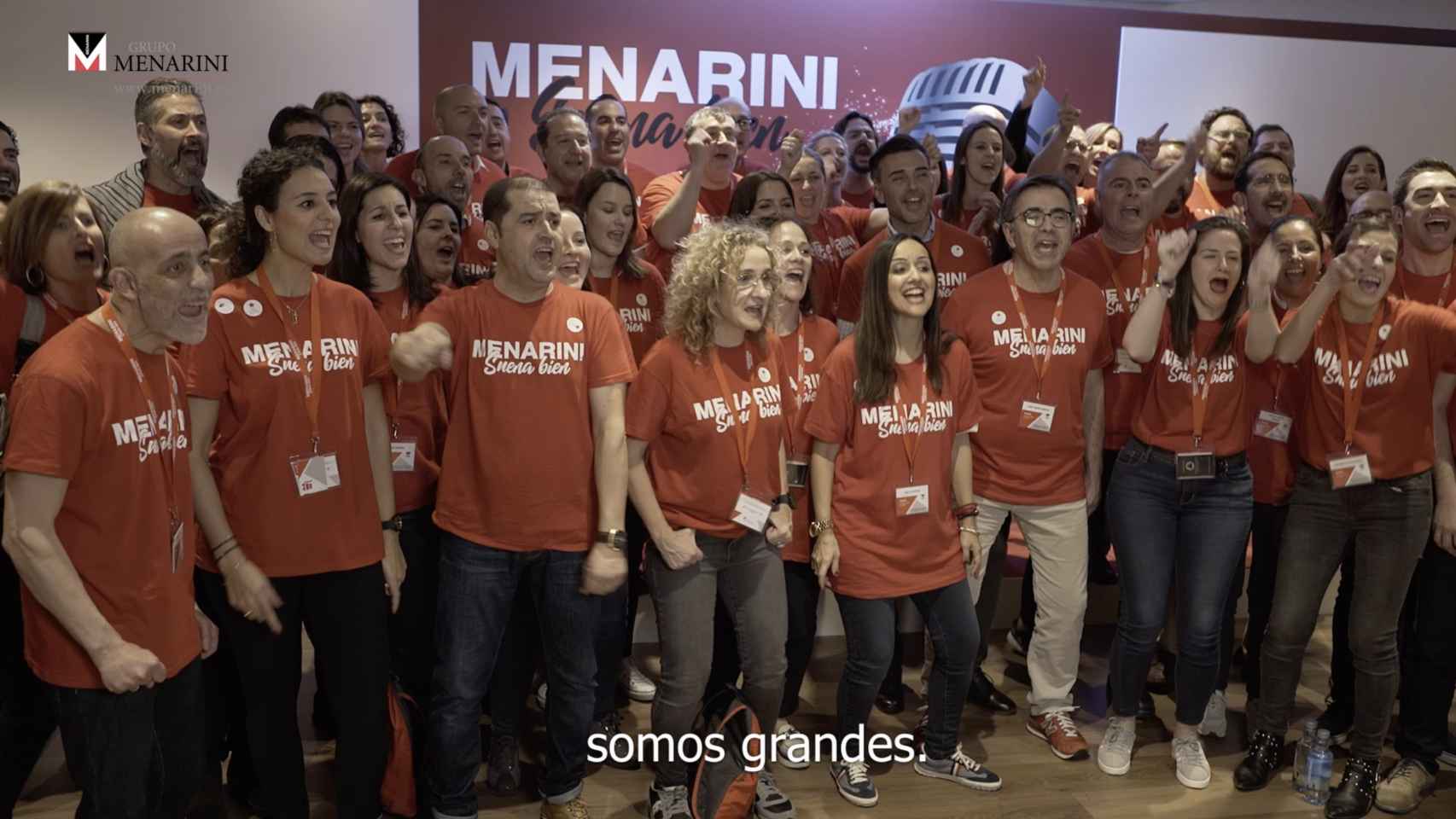 Los empleados de una empresa cantan con la ayuda de Alejandro Abad.