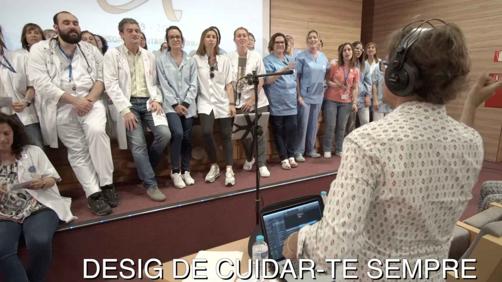 Alejandro Abad enseña a cantar los empleados de una empresa.