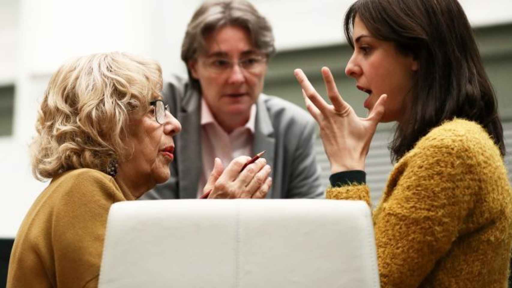 Manuela Carmena, Marta Higueras y Rita Maestre, en el Ayuntamiento de Madrid.