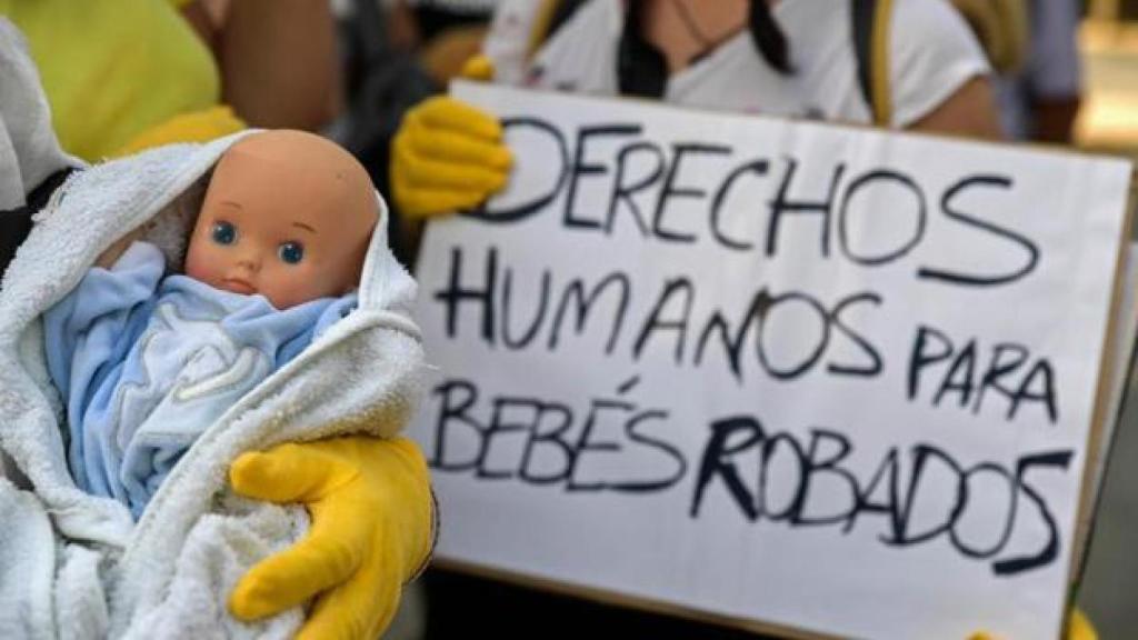 Manifestantes durante la celebración del único juicio por bebés robados, cuya sentencia condenatoria contra un médico quedó sin efecto al haber prescrito el delito.