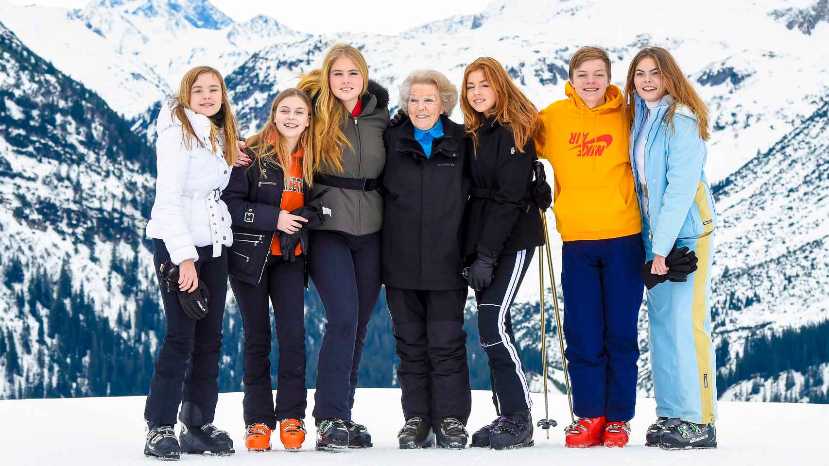 Eloise Van Oranje, junto a su abuela y sus primos, en la estación de esquí de Lech en febrero de 2020.