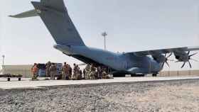 Uno de los últimos aviones que transporta a militares y personal de embajada que permanecía en Afganistán. Efe