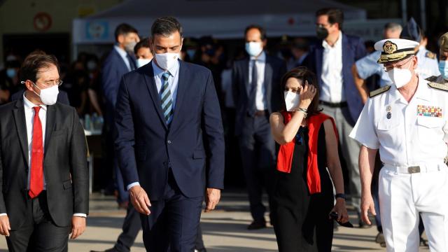 Pedro Sánchez junto a sus ministros de Exteriores y Defensa.