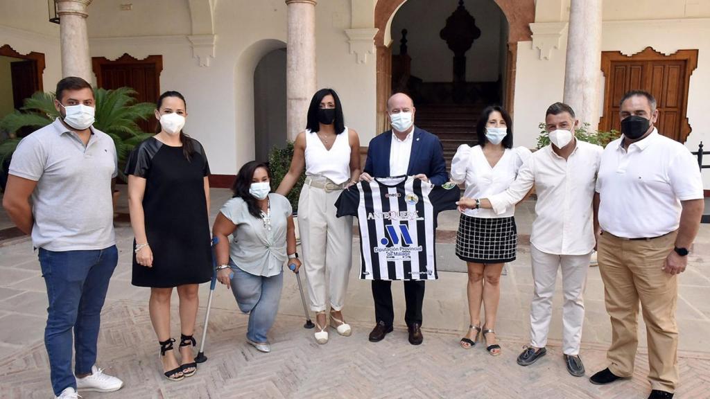 Acto en Antequera del acuerdo de patrocinio y colaboración con el Club Balonmano Femenino Málaga Costa del Sol .