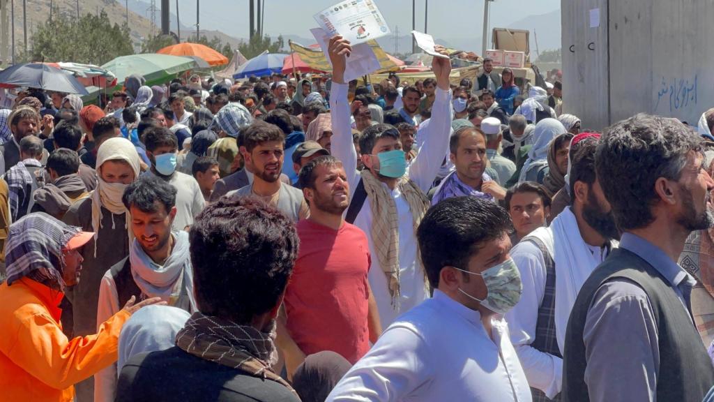 Una multitud de afganos se agolpa en el aeropuerto Hamid Karzai con la esperanza de ser evacuados en algún vuelo internacional.