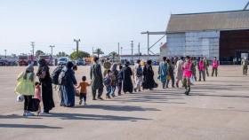 Un grupo de refugiados afganos llegan a la base de Rota en un avión militar estadounidense.