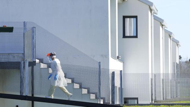 Una profesional sanitaria camina frente a la residencia de mayores Coviastec, en Silleda (Pontevedra).