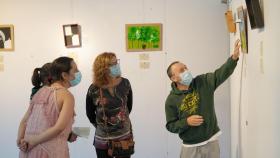 Muestra de la exposición de arte reciclado por parte de la Asociación Amicos en en el Auditorio de Rianxo.