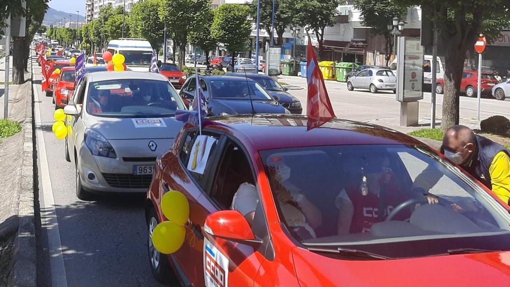 Caravana de coches en contra del desguace del servicio de Correos en una foto de archivo.