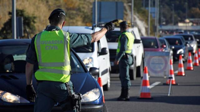 Agentes de Tráfico controlando la conducción