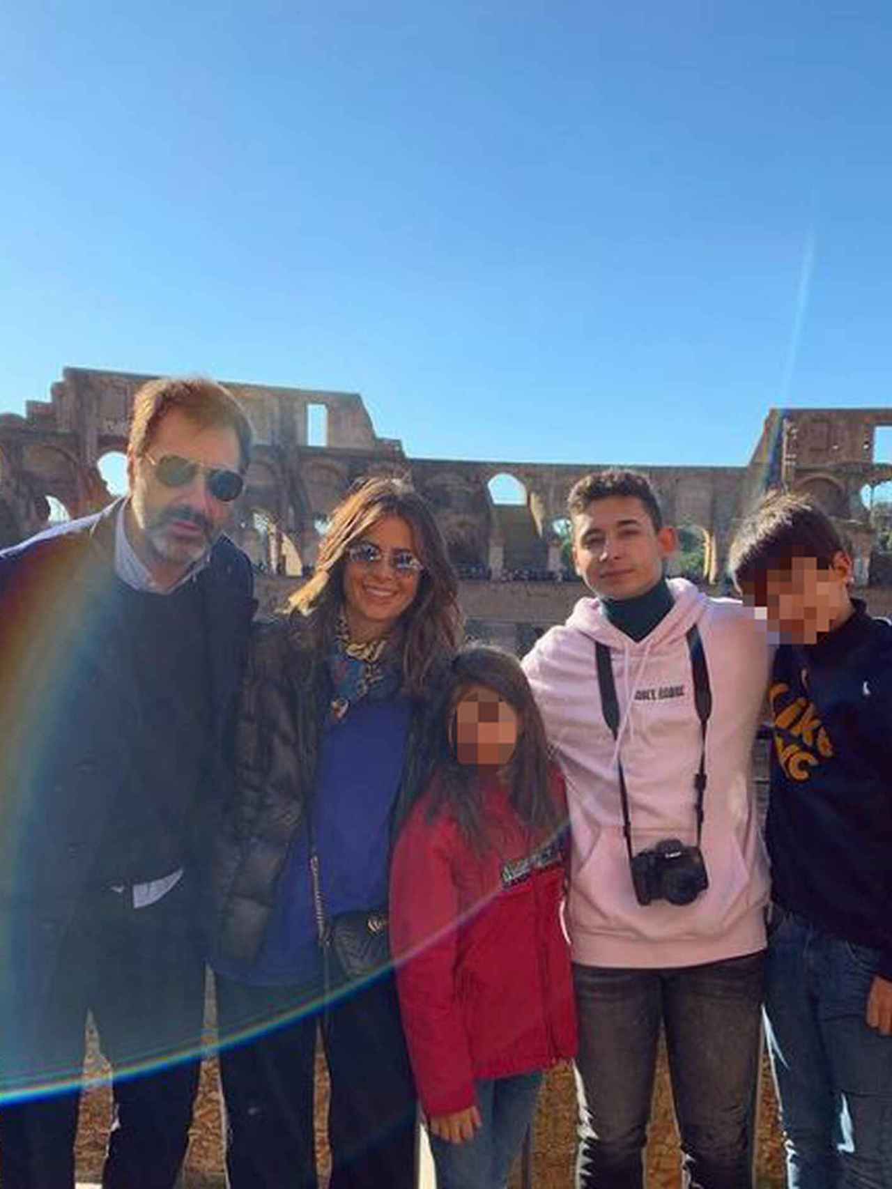 Nuria Roca y Juan del Val junto a sus tres hijos de vacaciones.