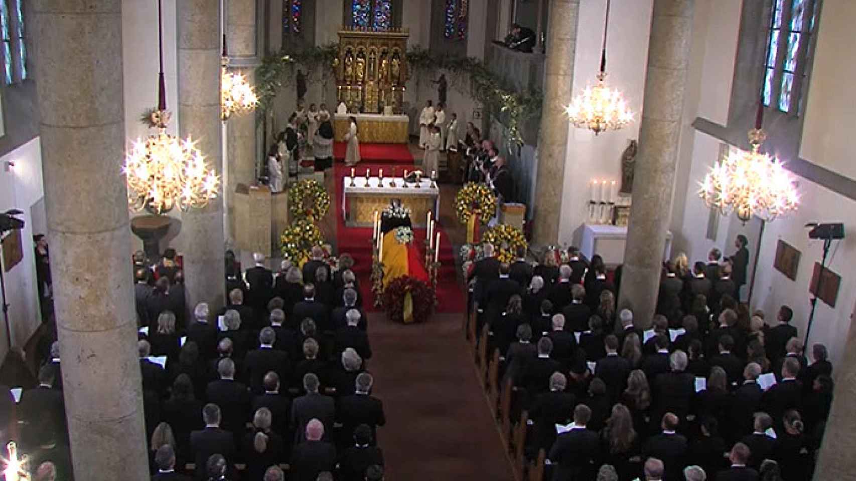 Familiares, conocidos cercanos y representantes de casas reales europeas han acudido al funeral.