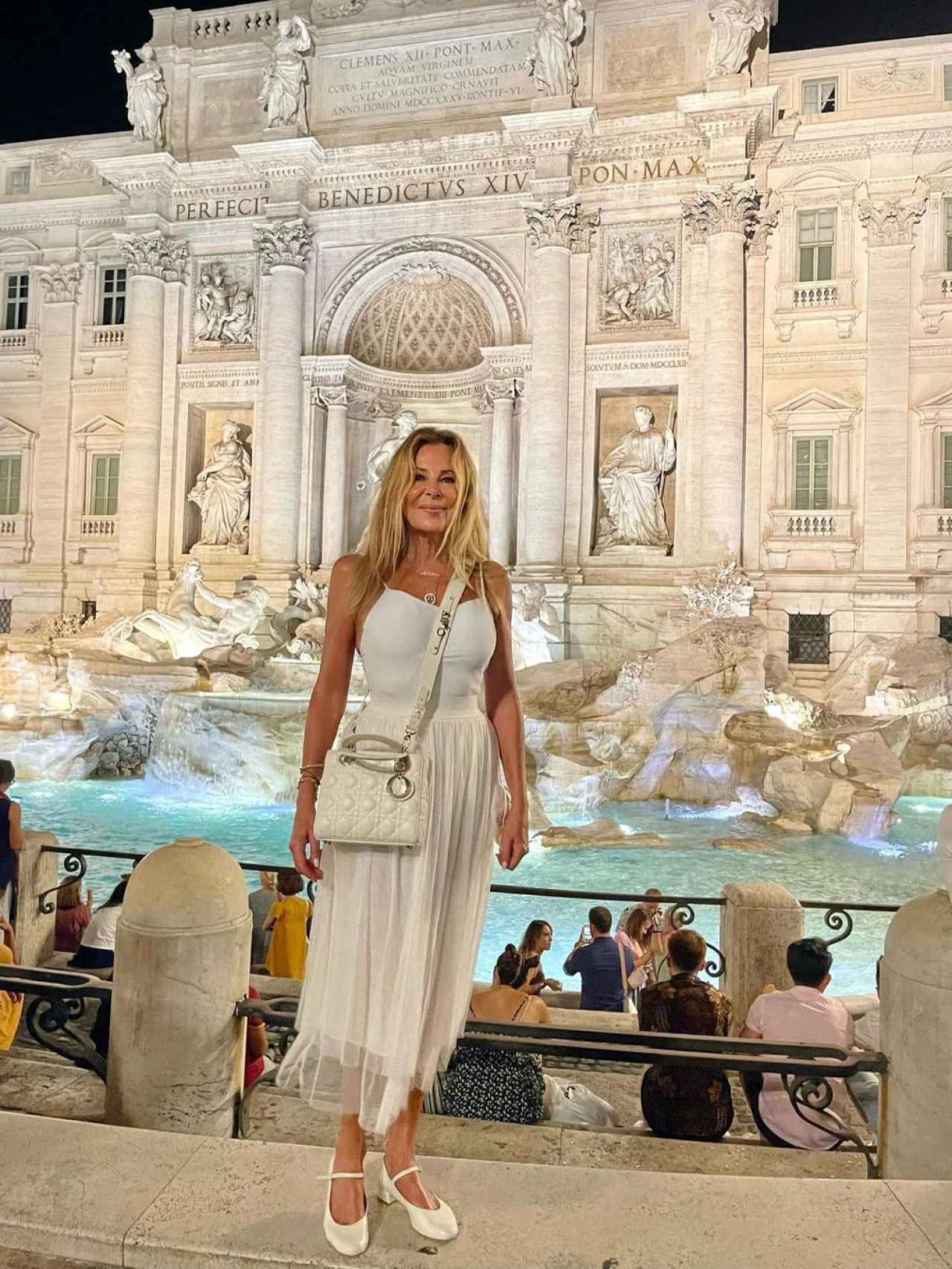 Ana Obregón junto a la Fontana di Trevi, en Roma.
