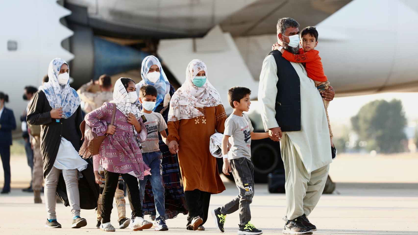 Evacuados afganos llegan a la base de Torrejón.