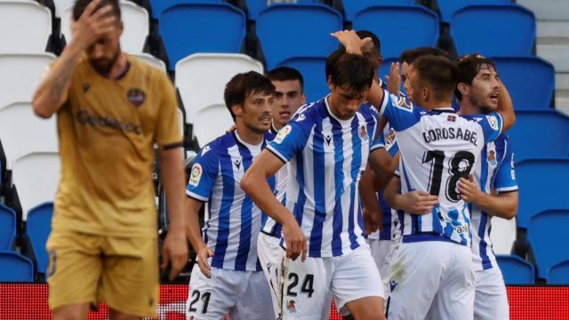 La Real Sociedad celebra el gol de Barrenetxea ante el Levante