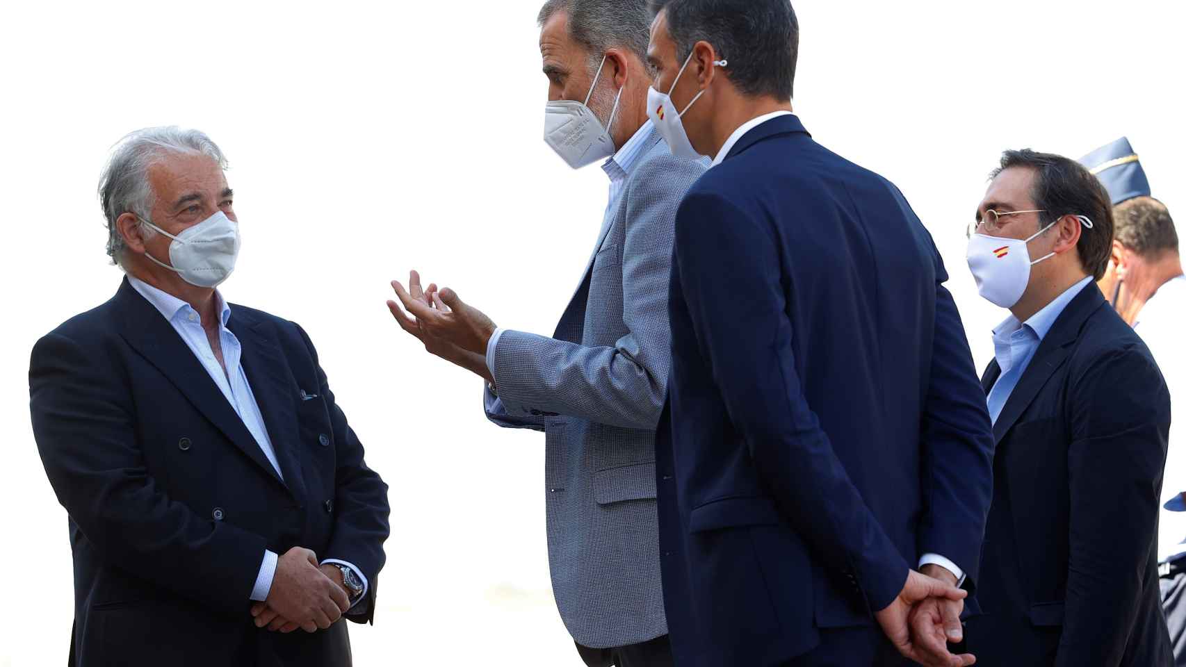 El Rey y Sánchez conversan con el embajador Ferrán, este sábado en Torrejón.