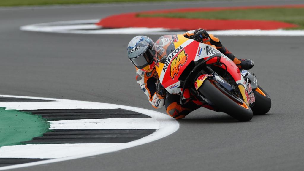 Pol Espargaró traza un viraje en el circuito de Silverstone, en el Gran Premio de Gran Bretaña.