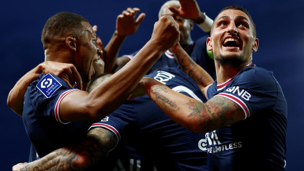 Mbappé y Verratti celebran un gol del PSG en la temporada 2021/2022