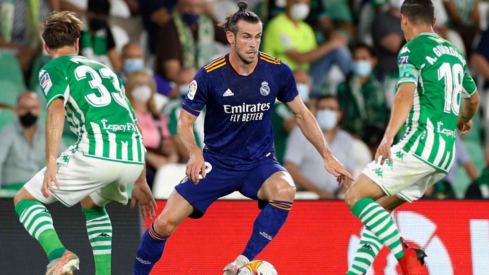 Gareth Bale, presionado por dos futbolistas del Real Betis