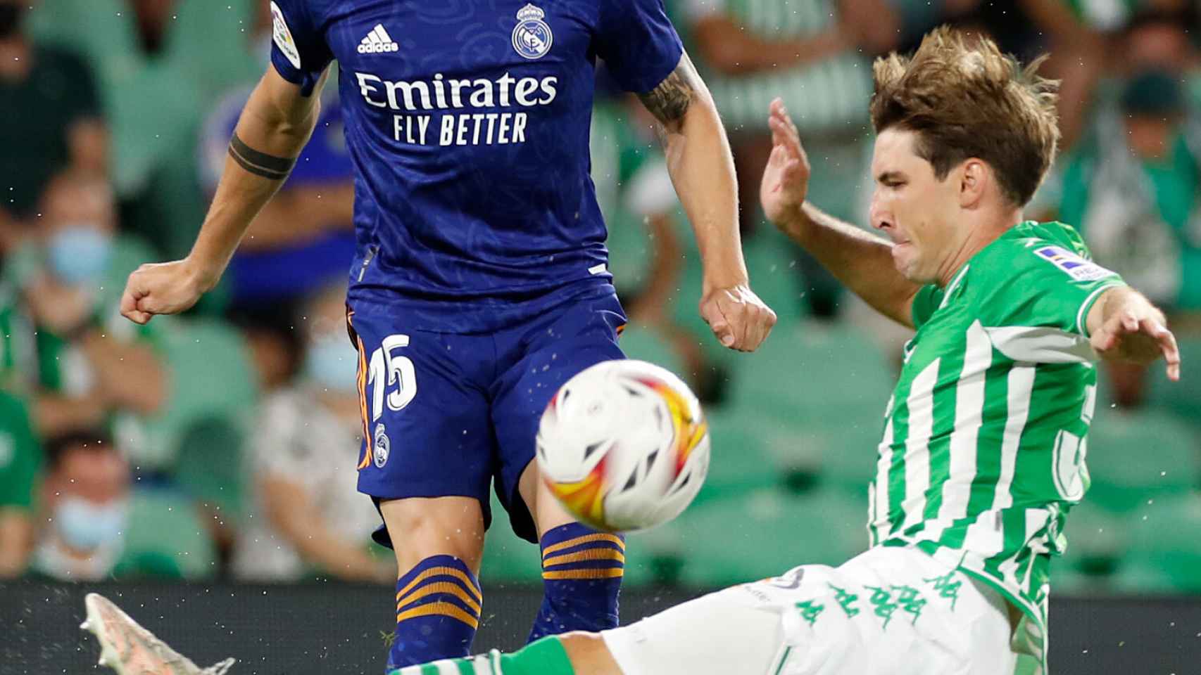 Fede Valverde evita la entrada de un futbolista del Real Betis
