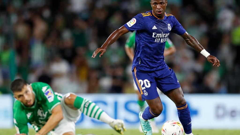 Vinicius Junior comienza un contragolpe del Real Madrid dejando en el suelo a un futbolista del Real Betis