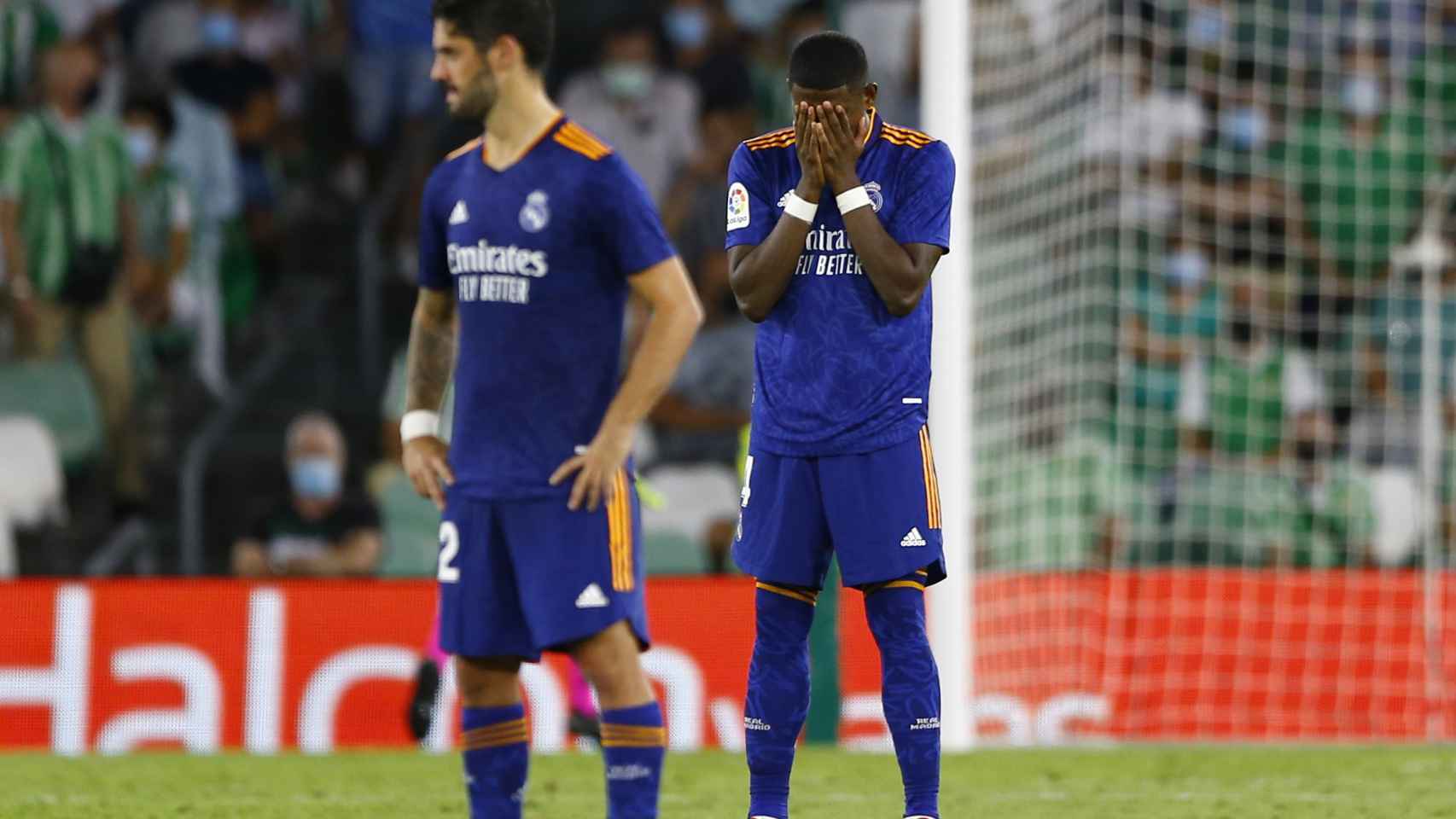 David Alaba e Isco Alarcón durante el partido frente al Real Betis