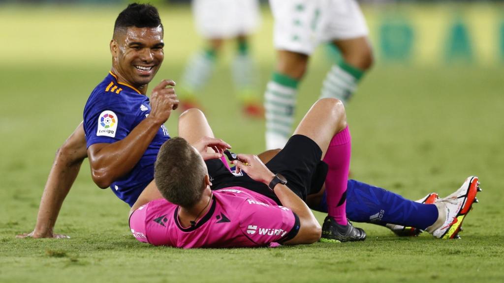 Casemiro y Alejandro Hernández Hernández, en el suelo tras un choque