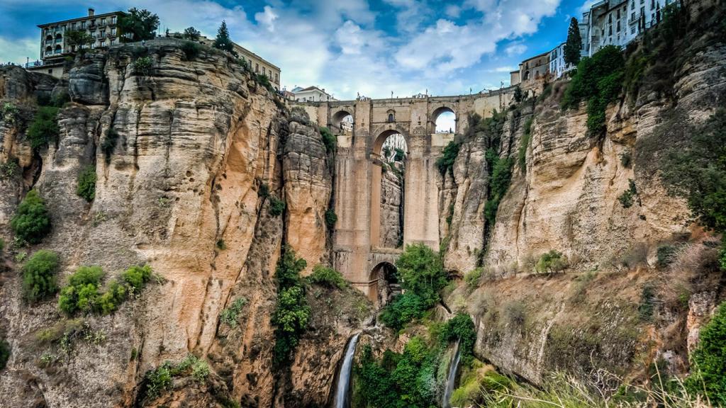 Una foto del Puente Nuevo que cruza el Tajo de Ronda.