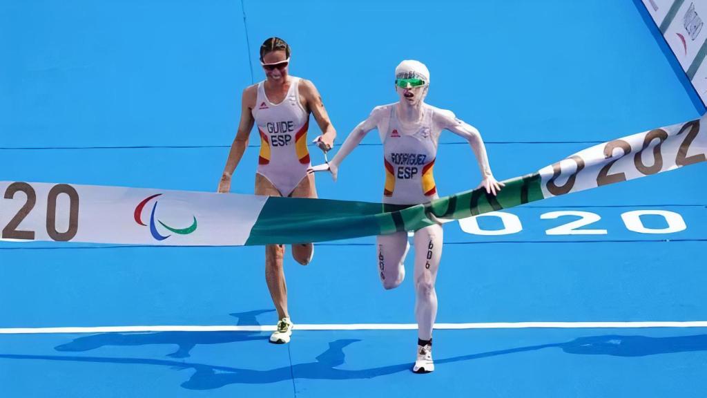 Susana Rodríguez y Sara Loehr cruzan la meta en Tokio.