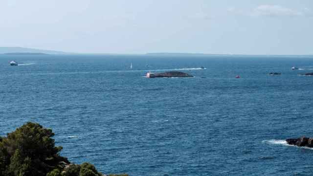 Vista del islote contra el que chocó ayer sábado el ferry de la naviera alemana FRS.