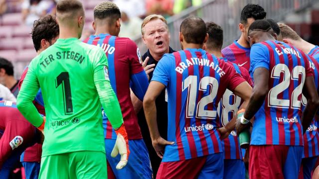 Koeman da instrucciones a los jugadores del FC Barcelona