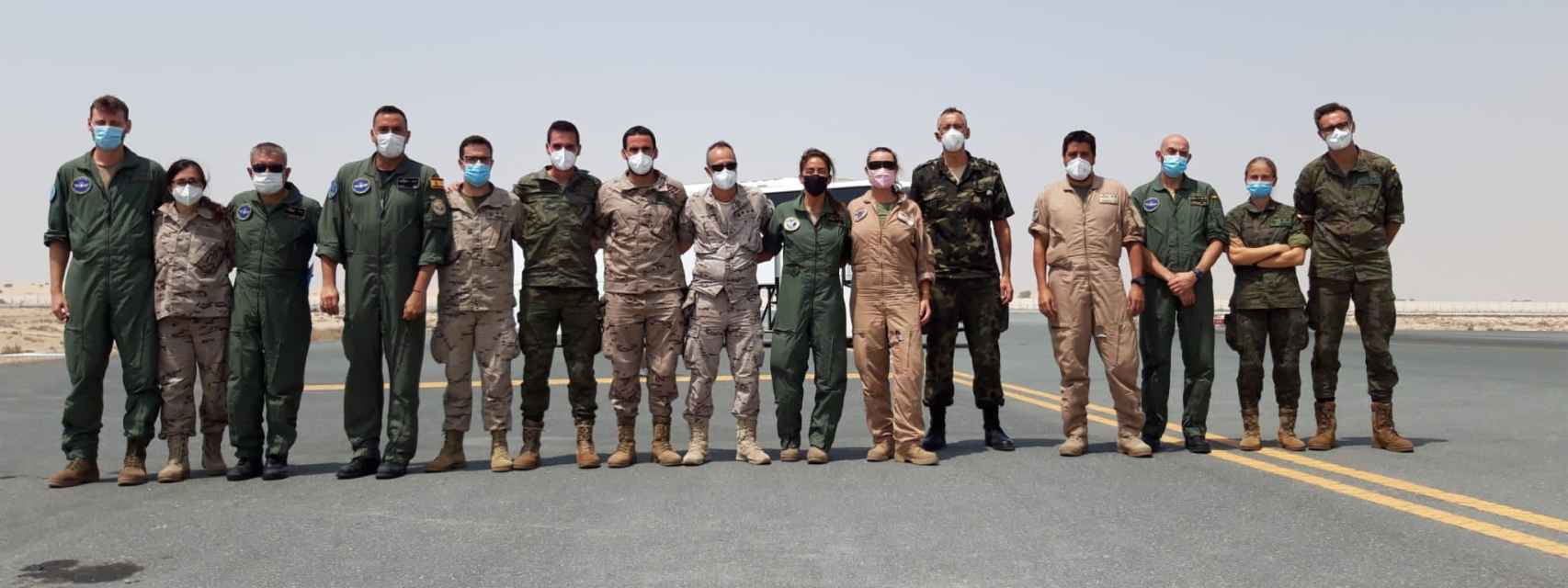 15 de los 21 integrantes del comando médico militar en la pista de despegue de Dubái en una de las paradas del 'puente aéreo' permanente que mantuvieron con Kabul.