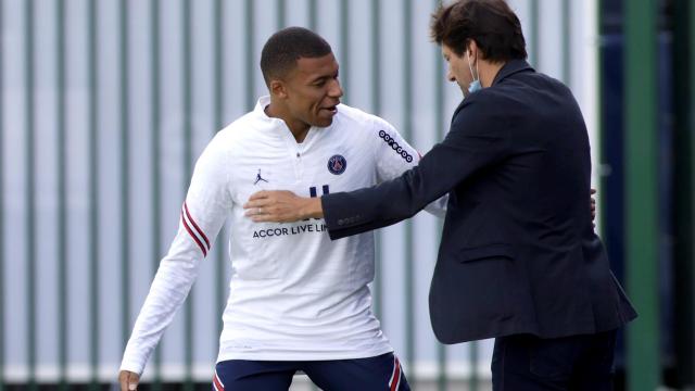 Mbappé y Leonardo se saludan