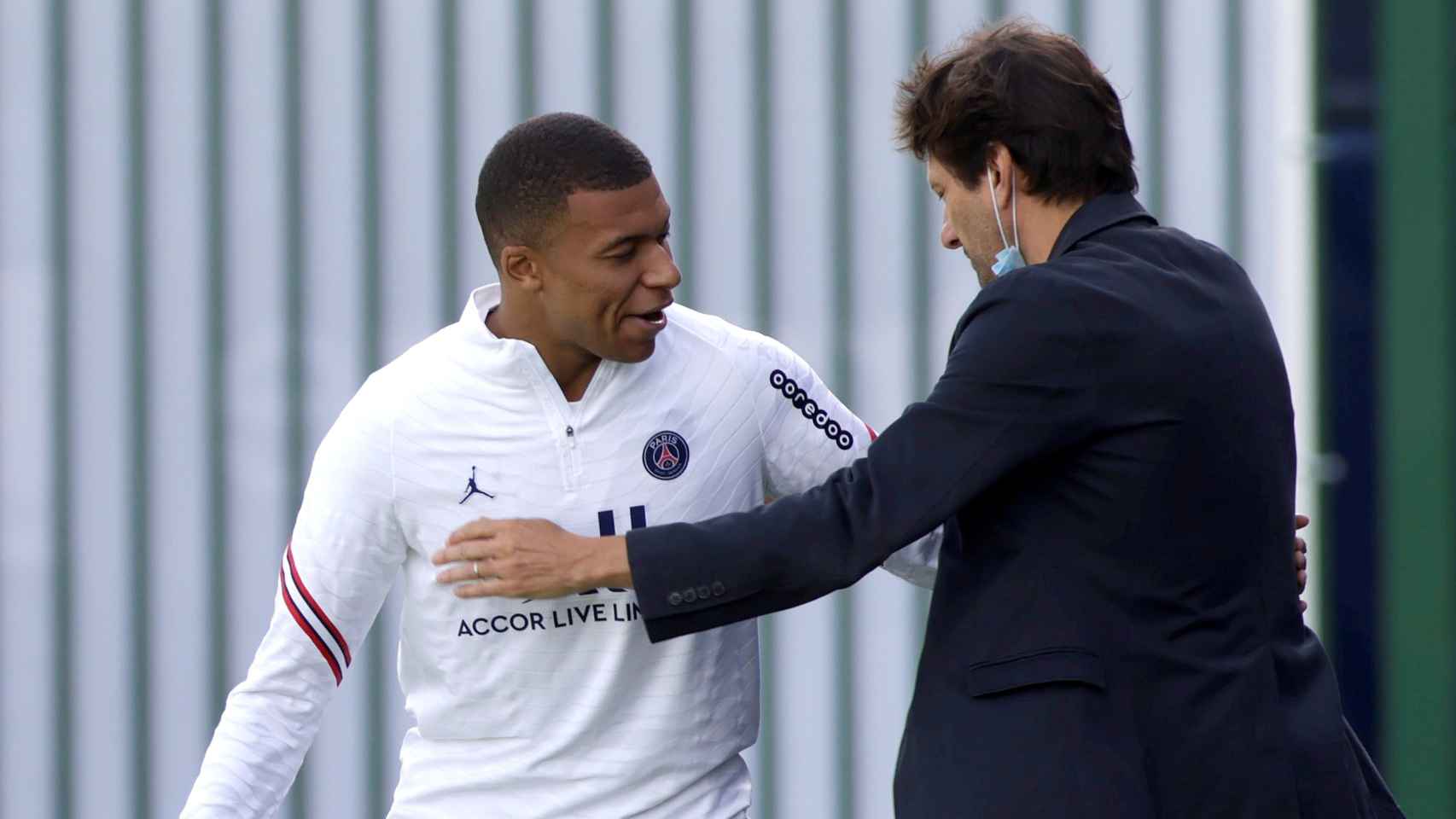 Mbappé y Leonardo se saludan