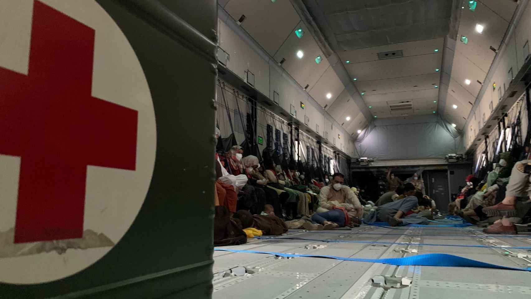 Los refugiados afganos en el interior de un vuelo de evacuación.