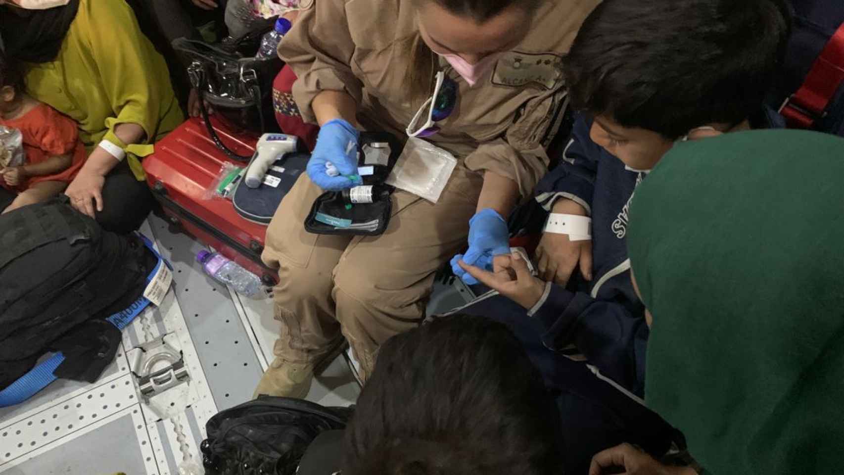 Una sanitaria militar atiende a un niño diabético con una crisis de hipoglucemia.