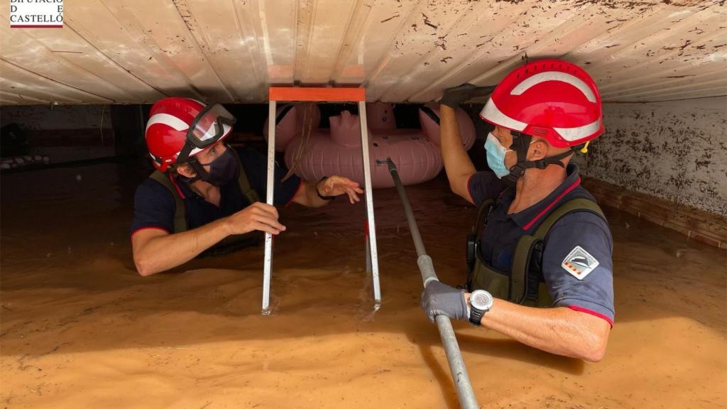 El servicio de bomberos del Consorcio Provincial intenta achicar el agua de las inundaciones en Benicàssim.