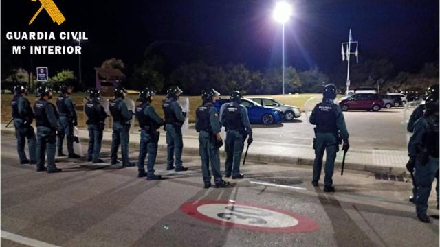 Dispositivo policial frente a un macrobotellón en Noja, Cantabria.