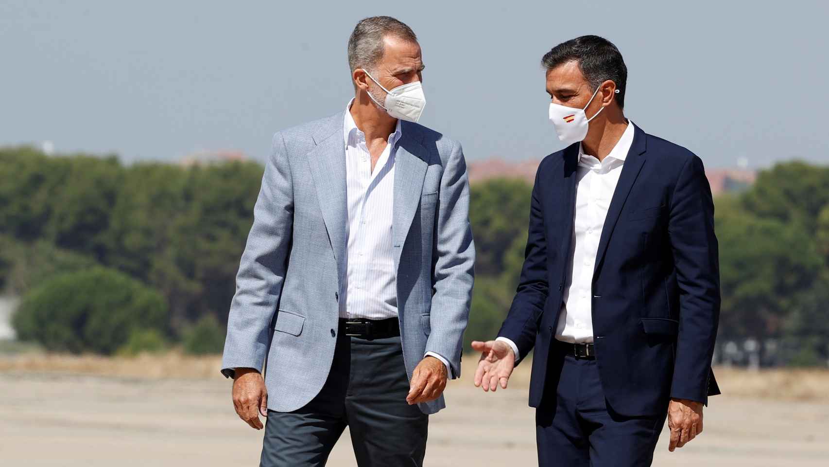 Felipe VI y Pedro Sánchez, el pasado sábado en la base aérea de Torrejón.
