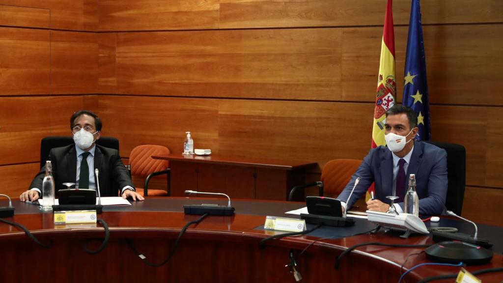 José Manuel Albares y Pedro Sánchez en una reunión del Gobierno.