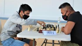 Dos participantes en el Torneo de Ajedrez de Verano de Carral.