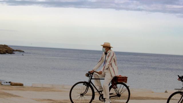 Un ciclista recorre A Coruña con una bicicleta antigua.