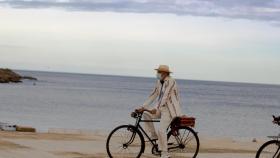Un ciclista recorre A Coruña con una bicicleta antigua.